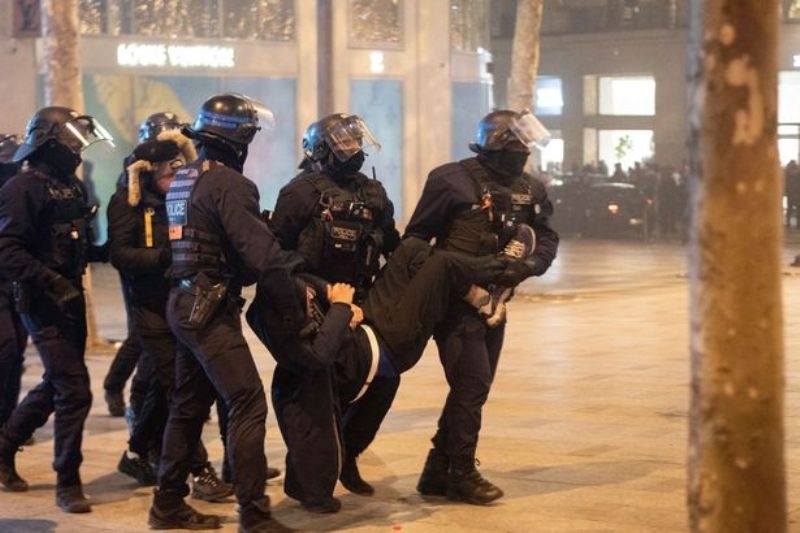 Арести и сълзотворен газ в Париж след победата на Франция