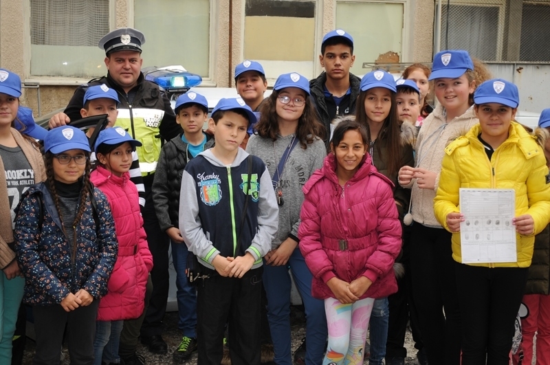 Доброволците от Детското полицейско управление при училище Васил Левски във