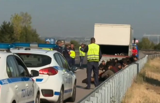 Камион с 86 нелегални мигранти е спрян на 8 мия километър на