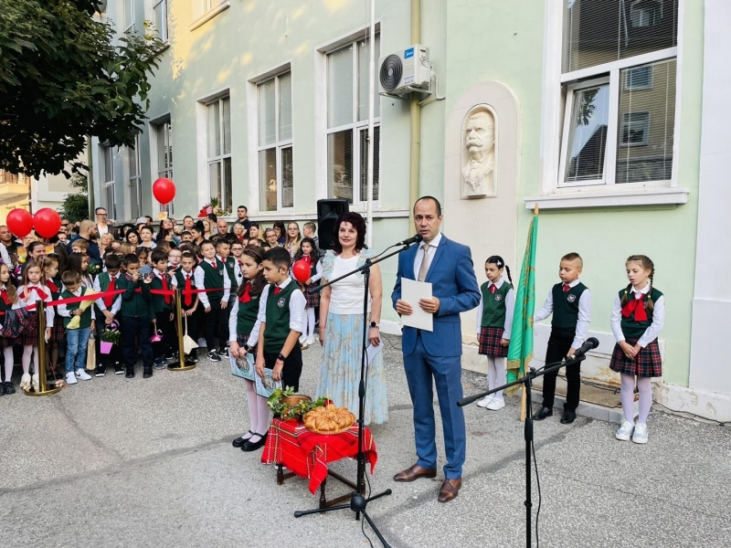 Тържествено с посрещане на националния флаг и под звуците на