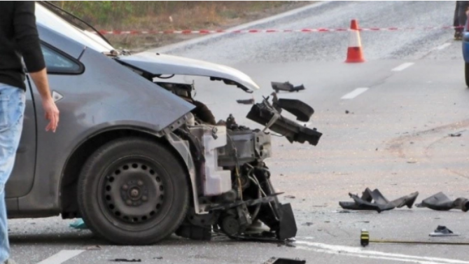 Пожарникар е с леки наранявания след катастрофа на пътя Пловдив