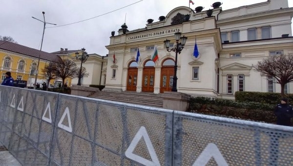Парламентът бе опасан с метални огради рано тази сутрин заради