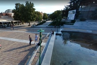 Мъж издъхна на площад България в Сандански пише struma bg Случайни