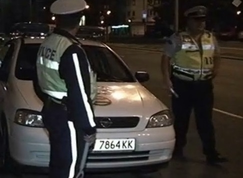 Служители на реда са одрусали с актове пиян шофьор на