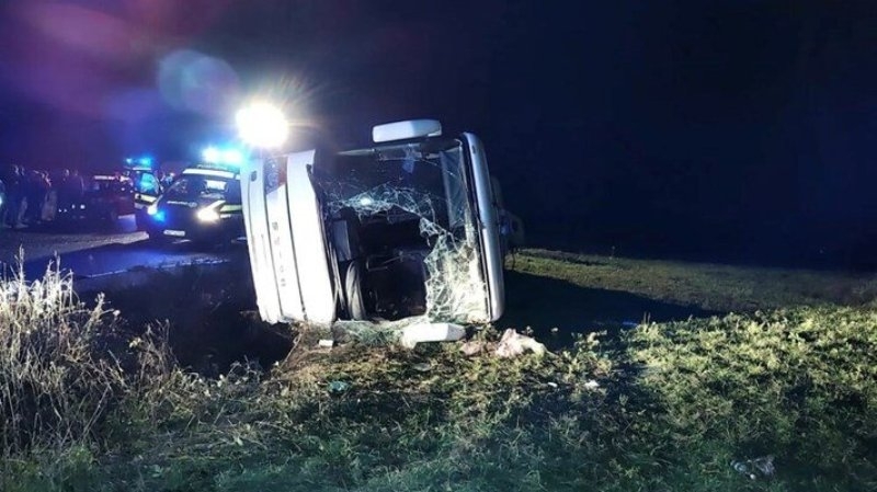 Девет души са пострадали при преобръщане на автобус с 33