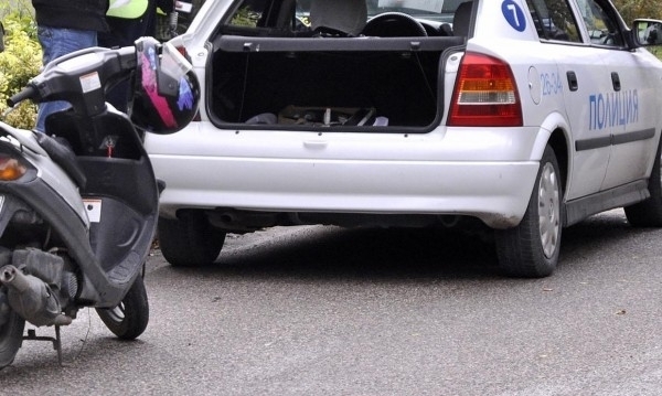Полицаи хванаха трима шофьори на нередовни скутери във Врачанско, съобщиха