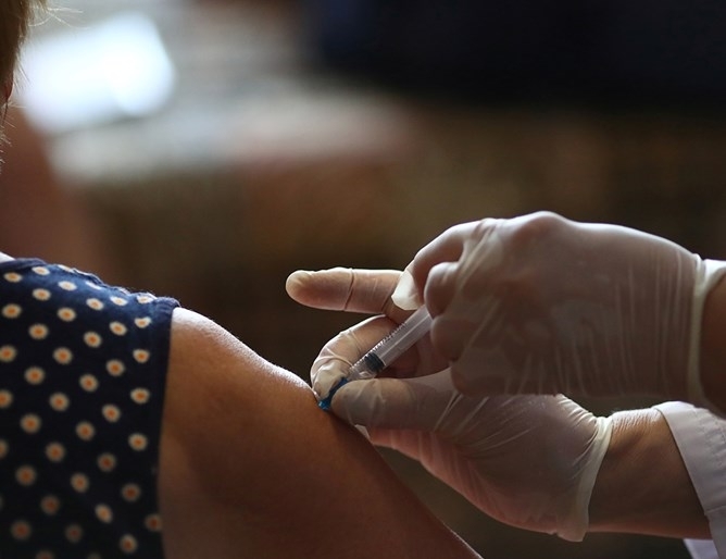 Днес в Гърция започна ваксинация пред църквите като част от