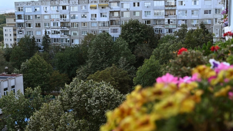 Българите масово притежават жилища без ипотека, живеещите в къща и