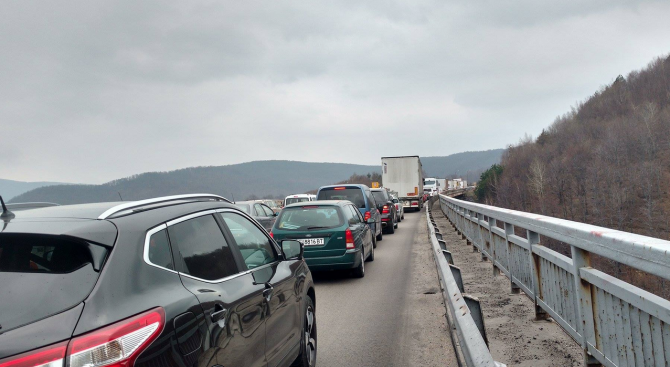 Временно е спряно движението по автомагистрала Хемус между Ботевград и