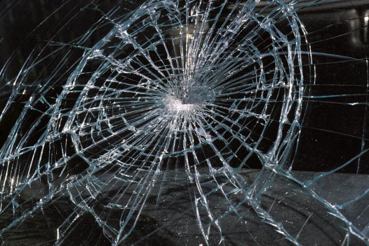 Полицията е разкрила вандала който потрошил стъклата на бус Мерцедес