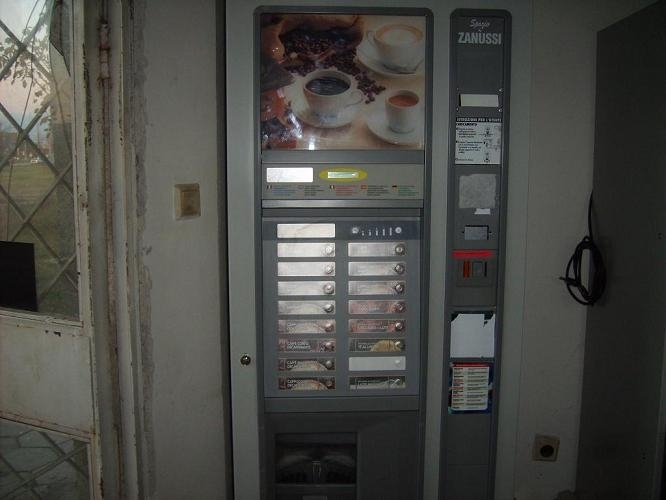 Полицията е заловила двама тийнейджъри разбили автомат за кафе във