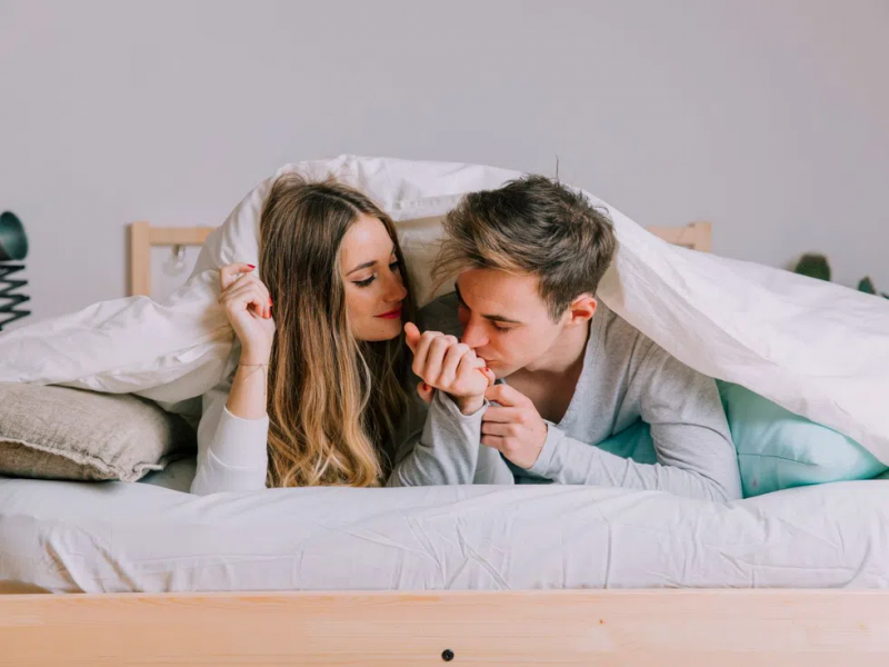 Заспиването в прегръдките на партньора е навик който помага за