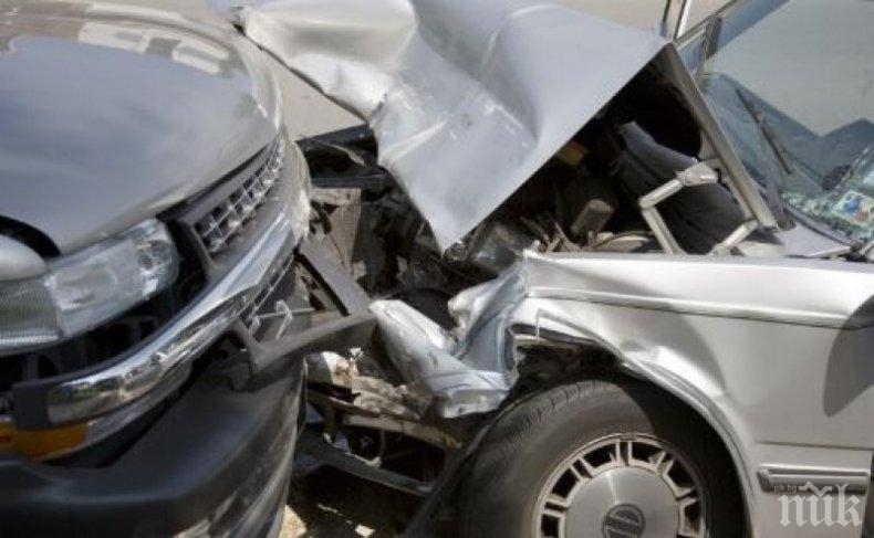 Почерпен младеж блъсна паркиран автомобил във Враца съобщиха от областната