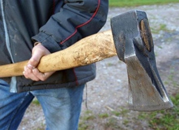 Пенсионер заканил се да съсече жена си и полицаи с