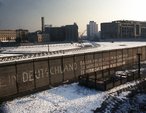 Бутафорна Берлинска стена ще бъде издигната в германската столица в