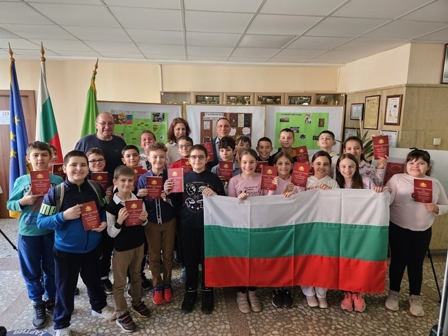 Деца от четвърти клас на Трето основно училище Иван Вазов