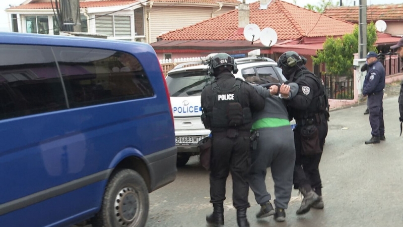 Петима арестувани при акция срещу купения вот в Бургас /снимки/