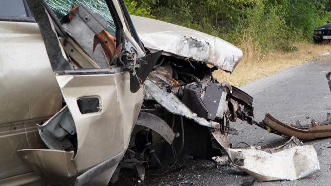 Тежка катастрофа между кола микробус и камион има загинал съобщиха от