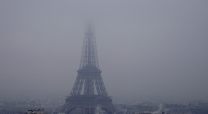 Айфеловата кула е временно затворена за туристи заради снеговалеж в