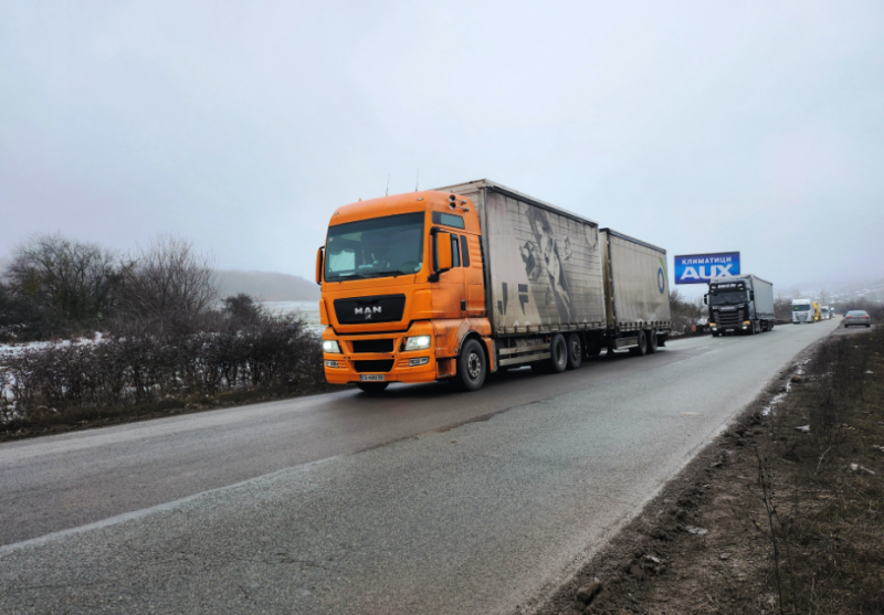 Трима работници на фирмата която поддържа пътя Монтана Враца започнаха