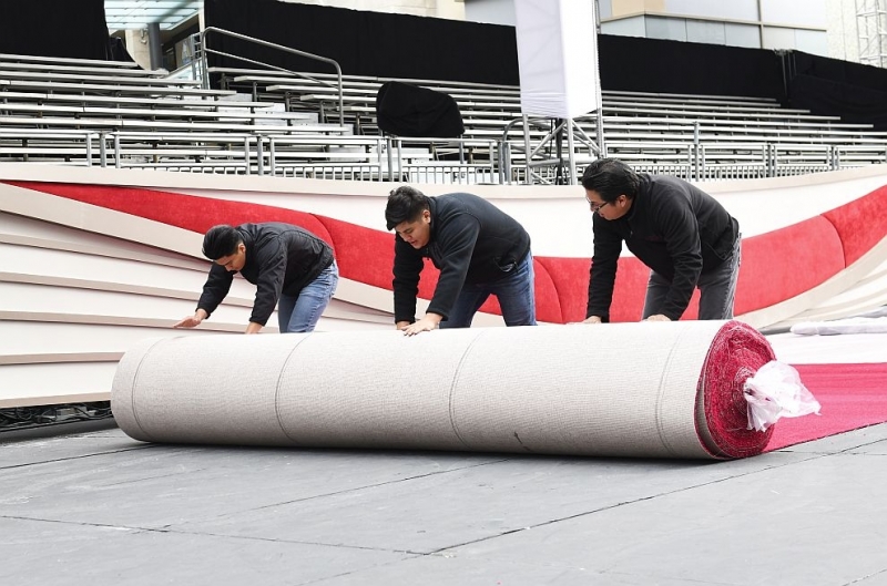 Холивуд буквално постла червения килим по който минават кинозвездите в