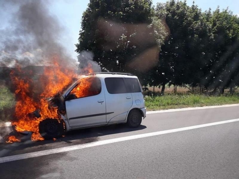 Кола пламна в движение по магистрала „Хемус“. Няма данни за