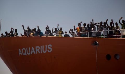 Испания ще приеме корабът с бежанци, изоставен в Средиземно море,