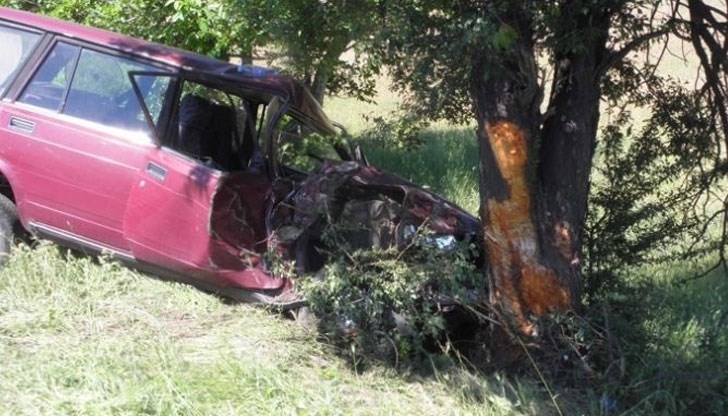 19-годишен шофьор от Аксаково се заби в дърво в зоната