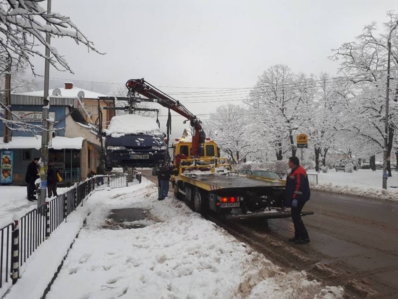 Пуснаха извънредно паяка заради падналия сняг във Враца съобщиха от