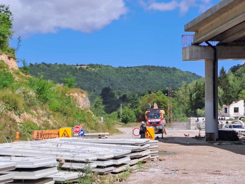 Срокът за пускане на движението в отсечката между Мездра и
