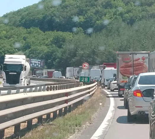 Катастрофа на автомагистрала Хемус блокира движението в посока Варна научи