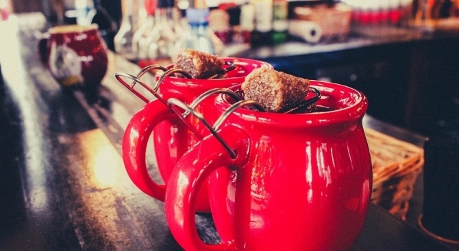 Греяното вино по традиция се пие през зимата най вече около