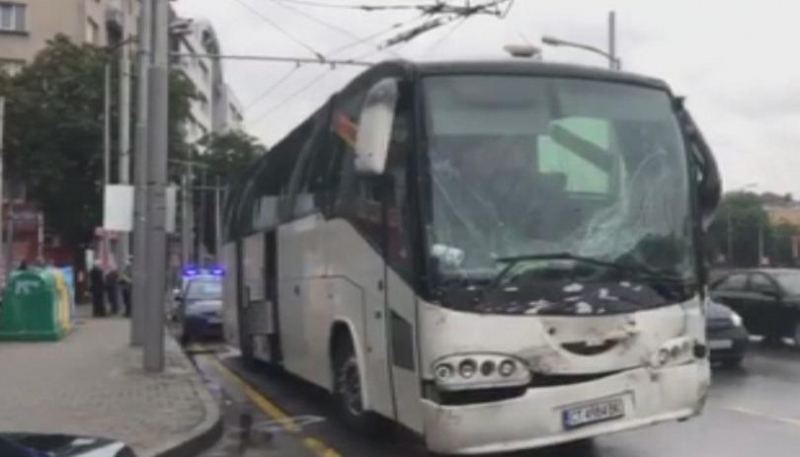 Тролей по линия 9 и междуградски автобус се сблъскаха малко