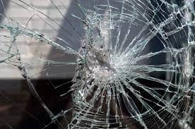 Мъж е счупил стъклата на обредния дом във Вършец съобщиха