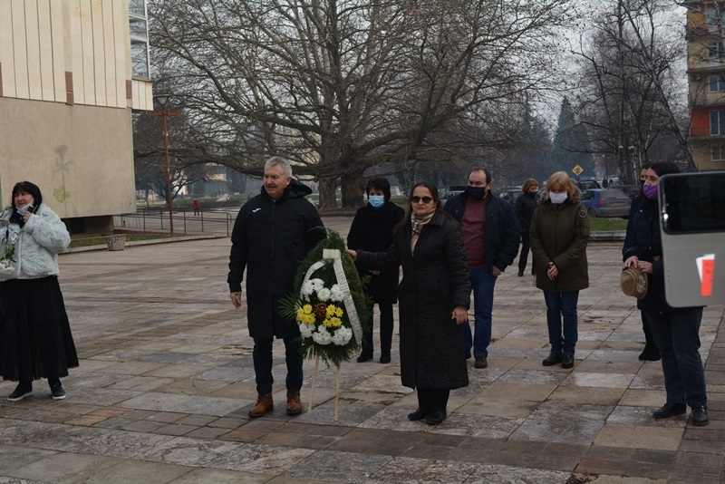 Кметът на Монтана Златко Живков деца от VІІ средно училище