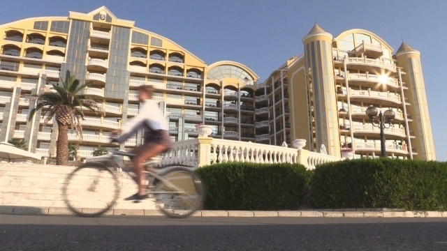 С обвинение за нападение и лека телесна повреда на три