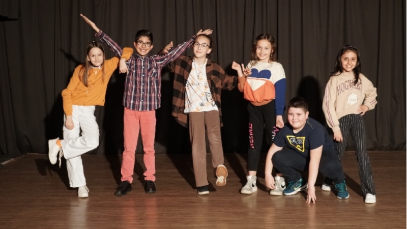 Децата изпитват любопитство към магията която се случва на театралната