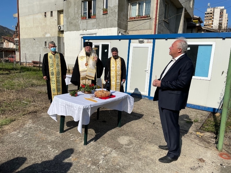 С водосвет отслужен от Врачанския митрополит Григорий бе дадено начало