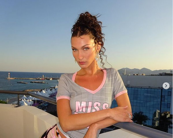 24 гoдишнaтa тoпмoдeлкa Бeлa Хaдид мoжe дa бъдe видянa нe caмo