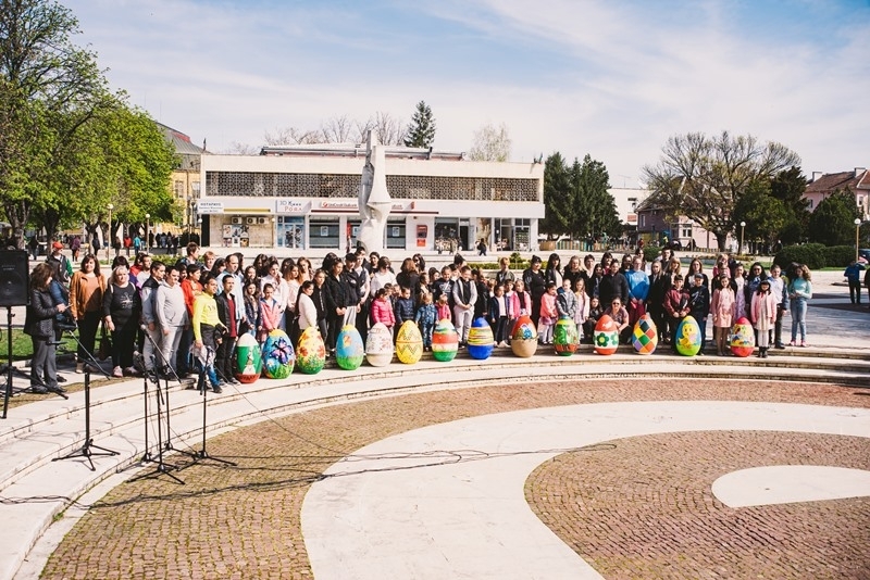 Великденски яйца изрисувани от деца украсиха центъра на Мездра в