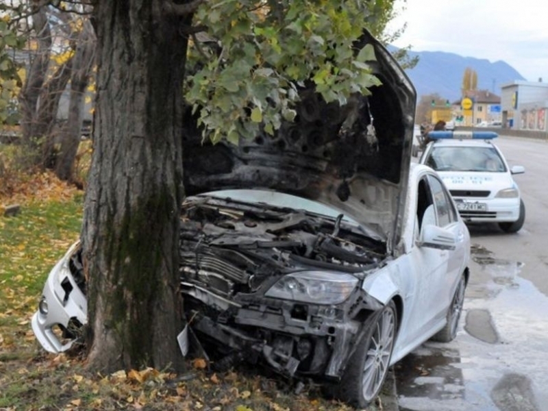 Младеж от Враца загина, след като заби колата си в
