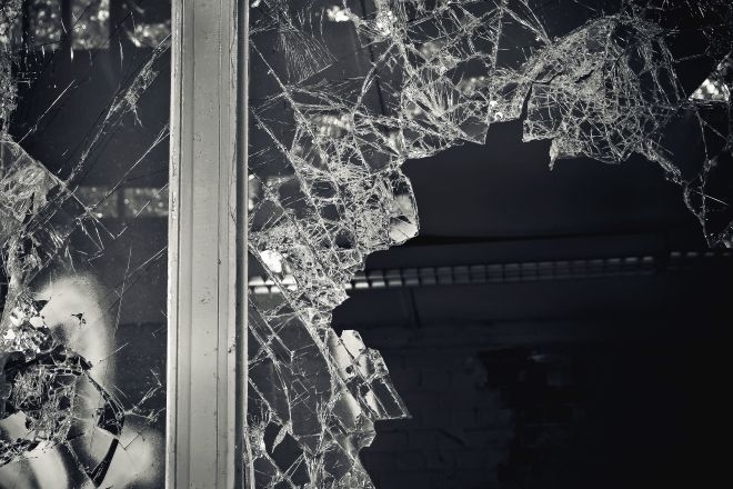 Отмъщение? Разярен мъж потроши дома на жена във Врачанско, арестуваха го
