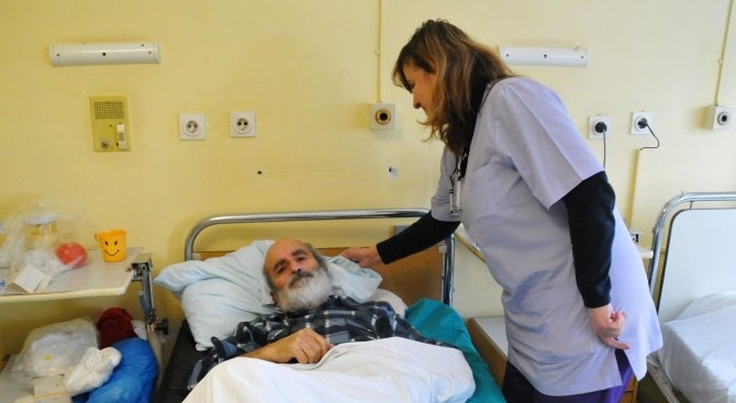 Бездомници живеят с месеци в УМБАЛ Бургас а социалните чиновници