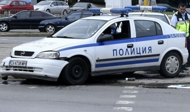 Патрулка се е забила в паркиран лек автомобил в Лом