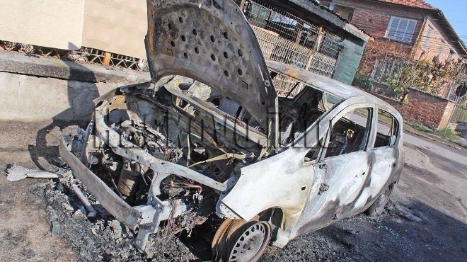 Лек автомобил Опел Корса е изгорял тази сутрин в хасковския