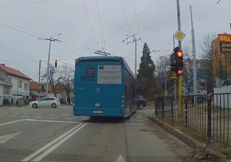 На вниманието на Община Враца! Шофьор на автобус от градския транспорт нарушава закона /видео/
