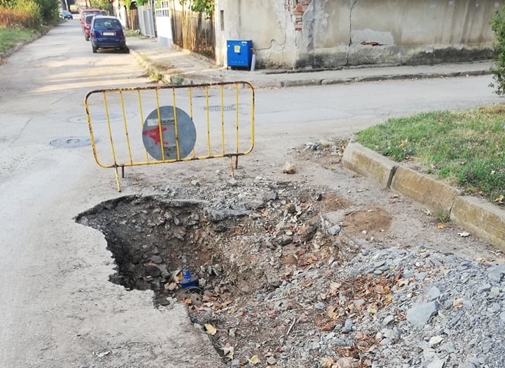 Опасна и дълбока дупка троши колите и застрашава живота на
