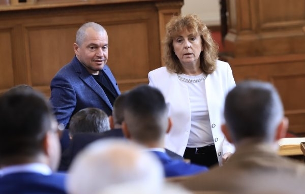 В пореден пример за пълния разрив между формациите които доскоро