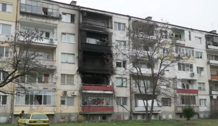 Пожар горя в жилищен блок в Пловдив Огнеборците са евакуирали