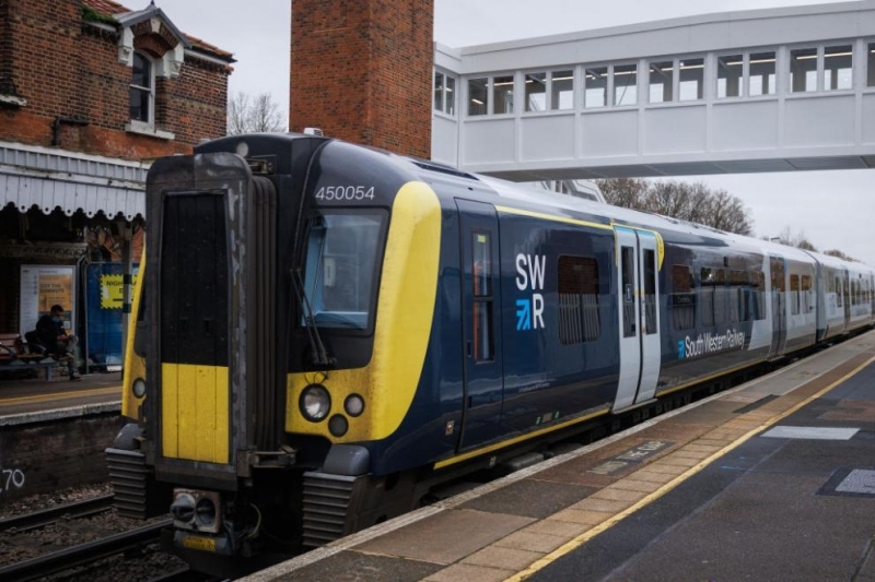 Пътнически влак от Глазгоу за Лондон дерайлира